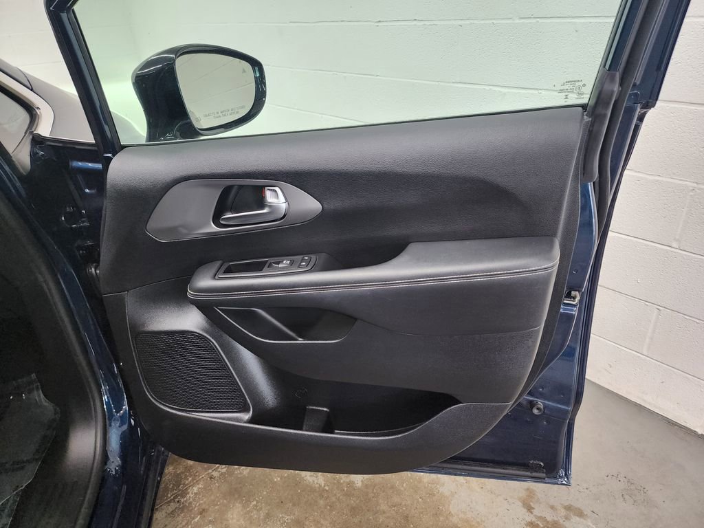 Used 2025 Chrysler Pacifica Select FWD image 29