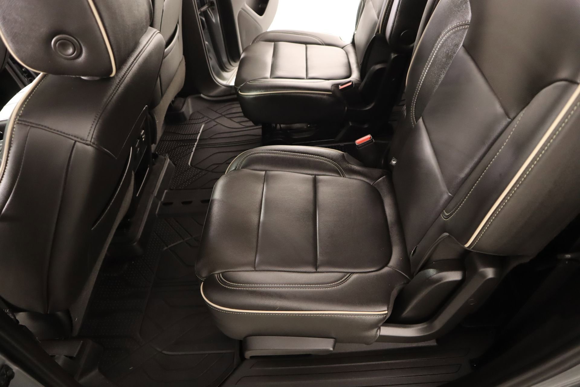 Used 2023 Chevrolet Traverse Premier w/ Redline Edition image 12