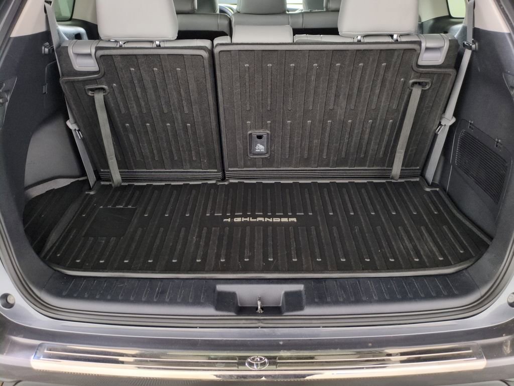 Used 2020 Toyota Highlander XLE image 24