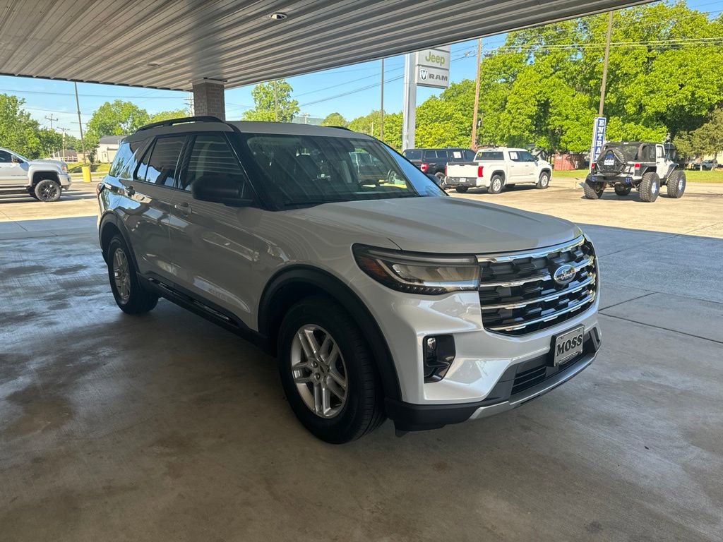 New 2026 Ford Explorer Active RWD image 3