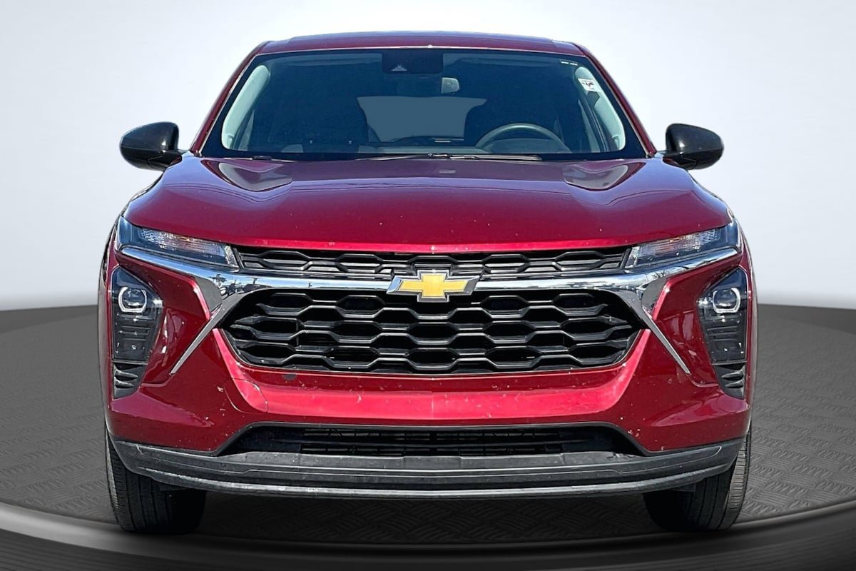 Used 2025 Chevrolet Trax LS FWD image 3