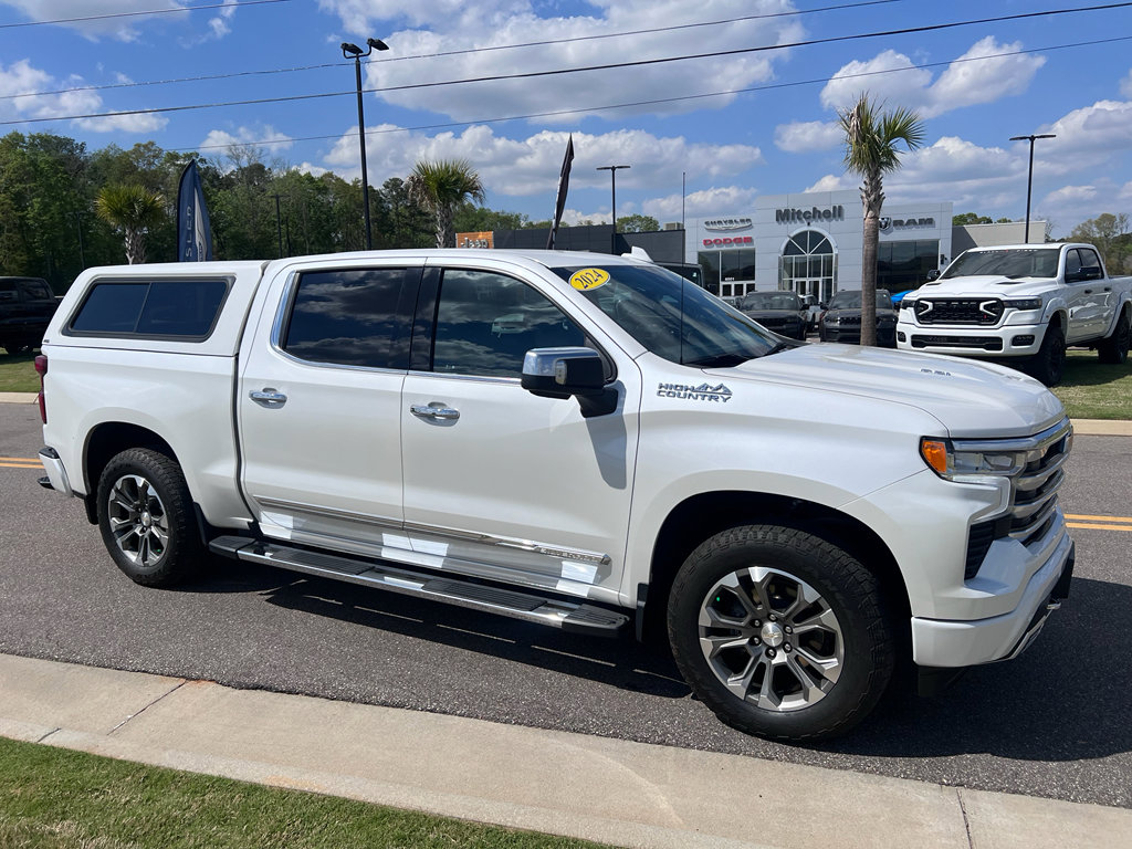 Used 2024 Chevrolet Silverado 1500 High Country w/ Technology Package AWD/4WD image 2