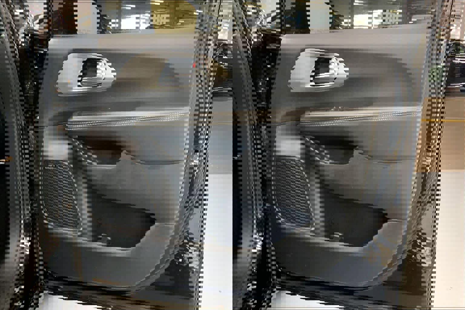 Used 2021 Chrysler Pacifica Limited w/ Uconnect Theater Family Group image 10