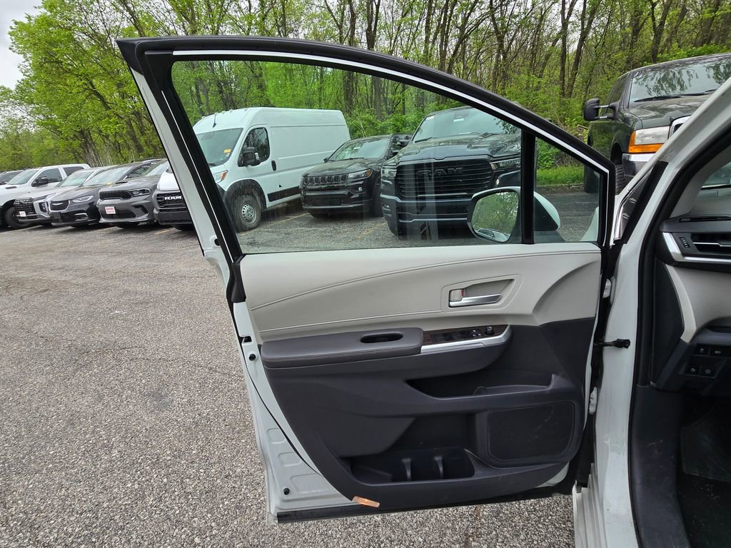 Used 2023 Toyota Sienna XLE FWD image 21