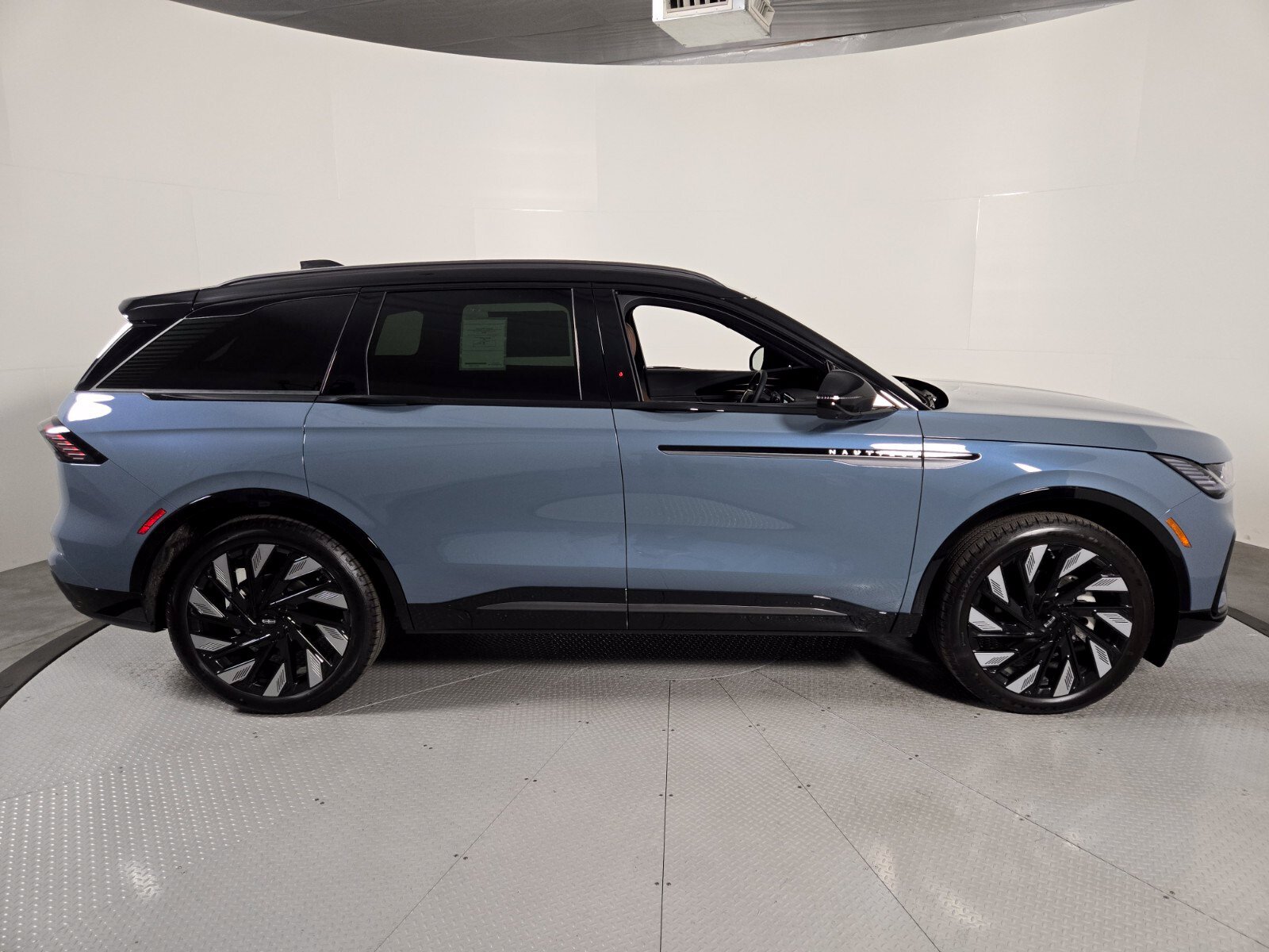 New 2026 Lincoln Nautilus Reserve w/ Jet Appearance Package AWD/4WD image 3