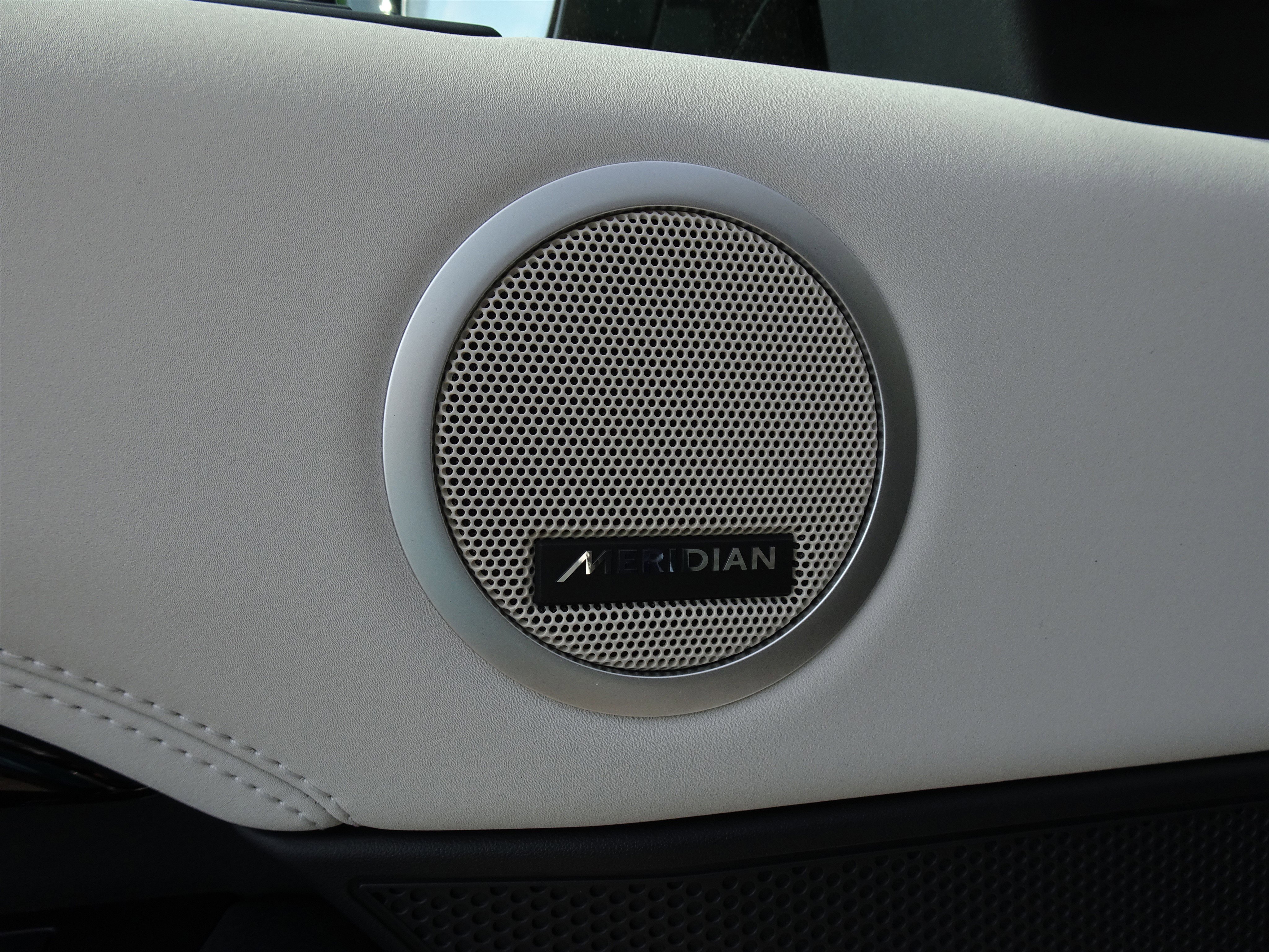 New 2025 Land Rover Discovery S image 18