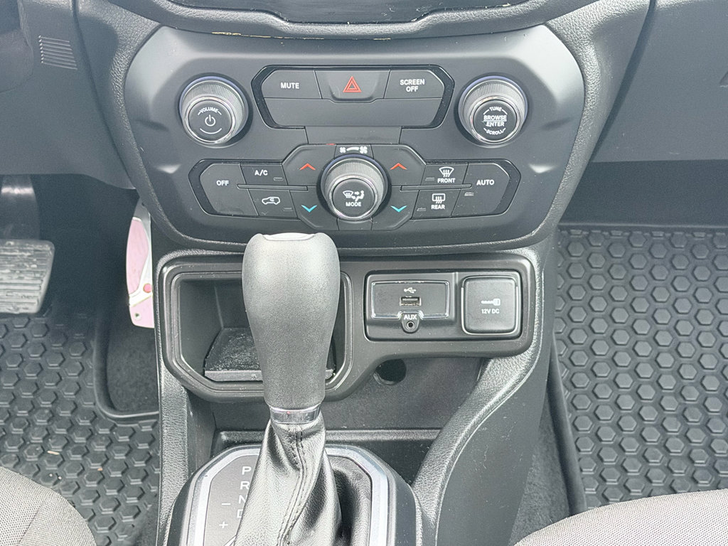 Used 2018 Jeep Renegade Latitude w/ Cold Weather Group FWD image 18
