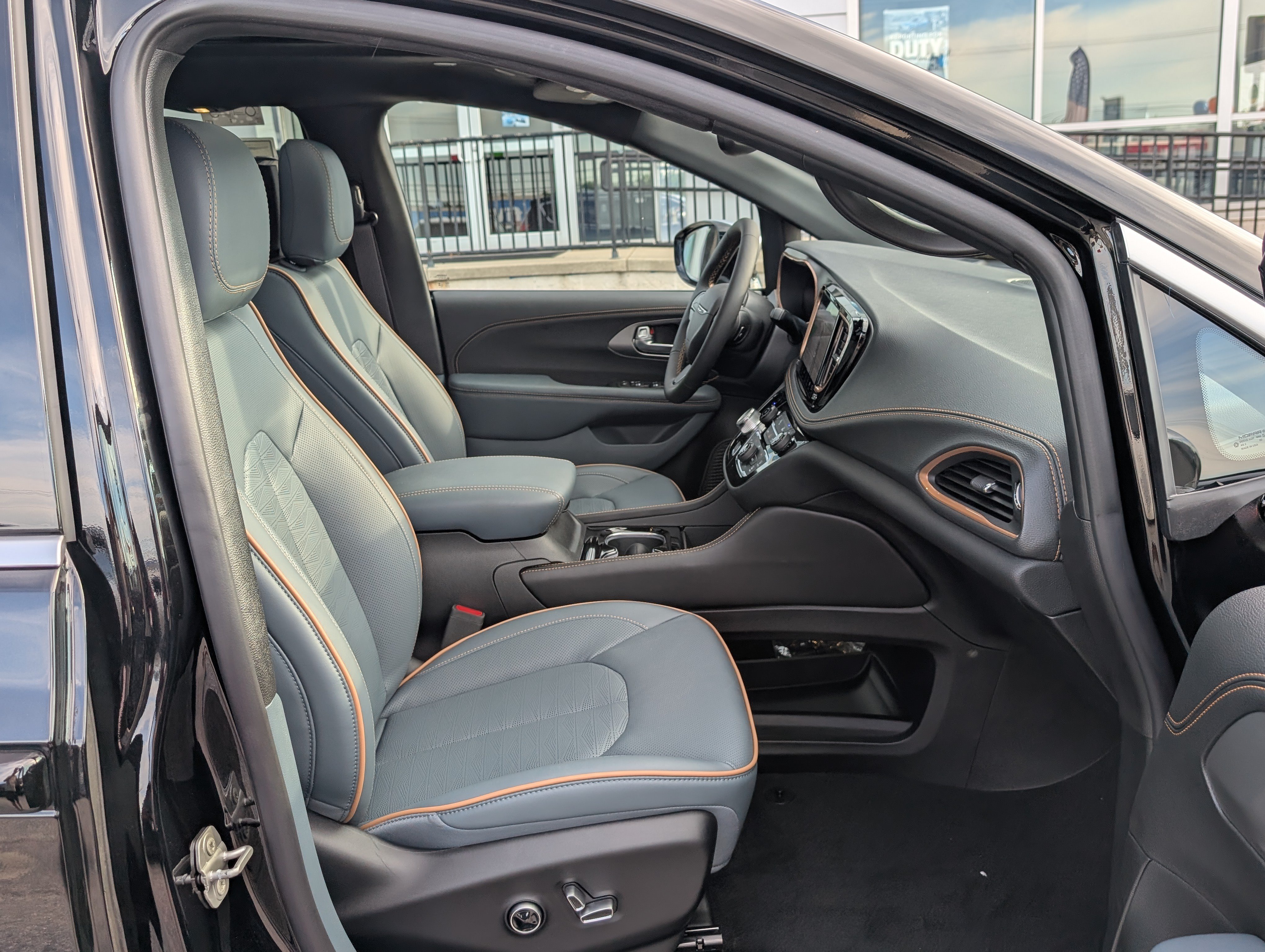 New 2027 Chrysler Pacifica Pinnacle w/ Theater Group AWD/4WD image 9