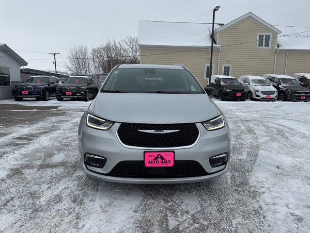 Used 2024 Chrysler Pacifica Touring-L image 15