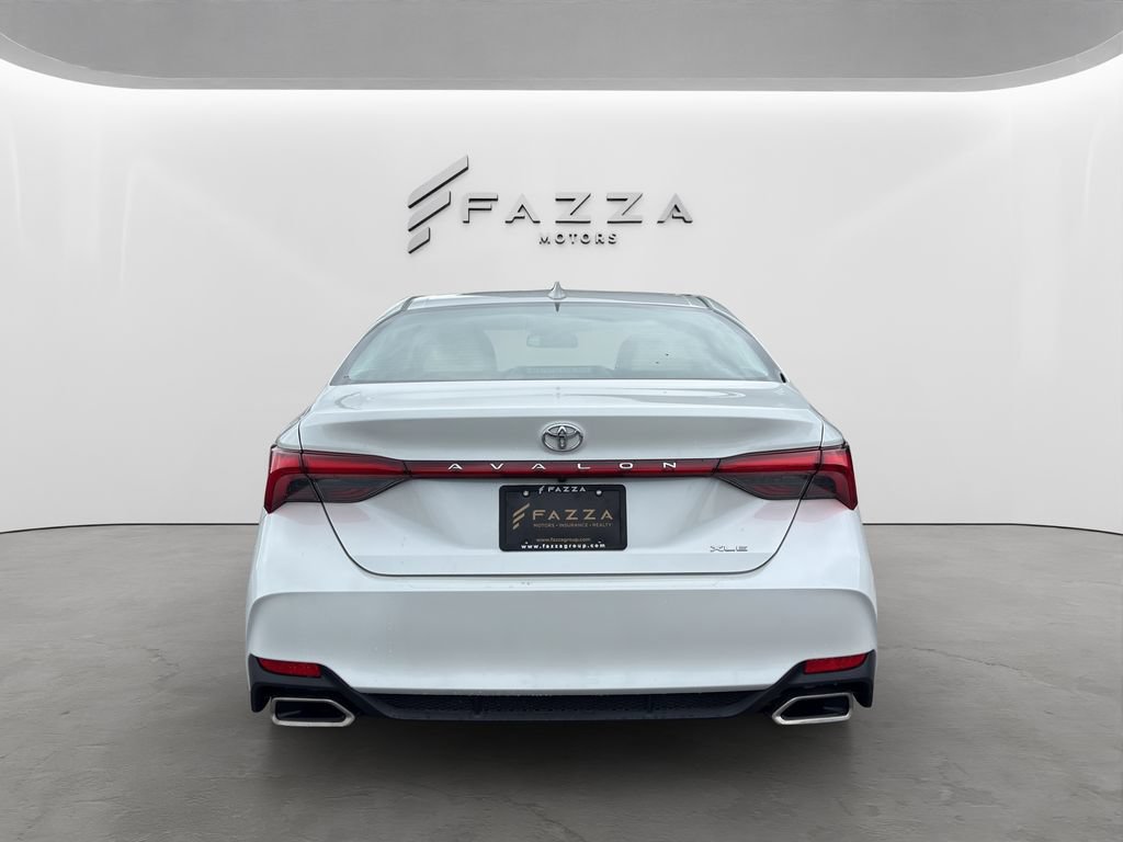 Used 2022 Toyota Avalon XLE w/ Moonroof Package FWD image 10