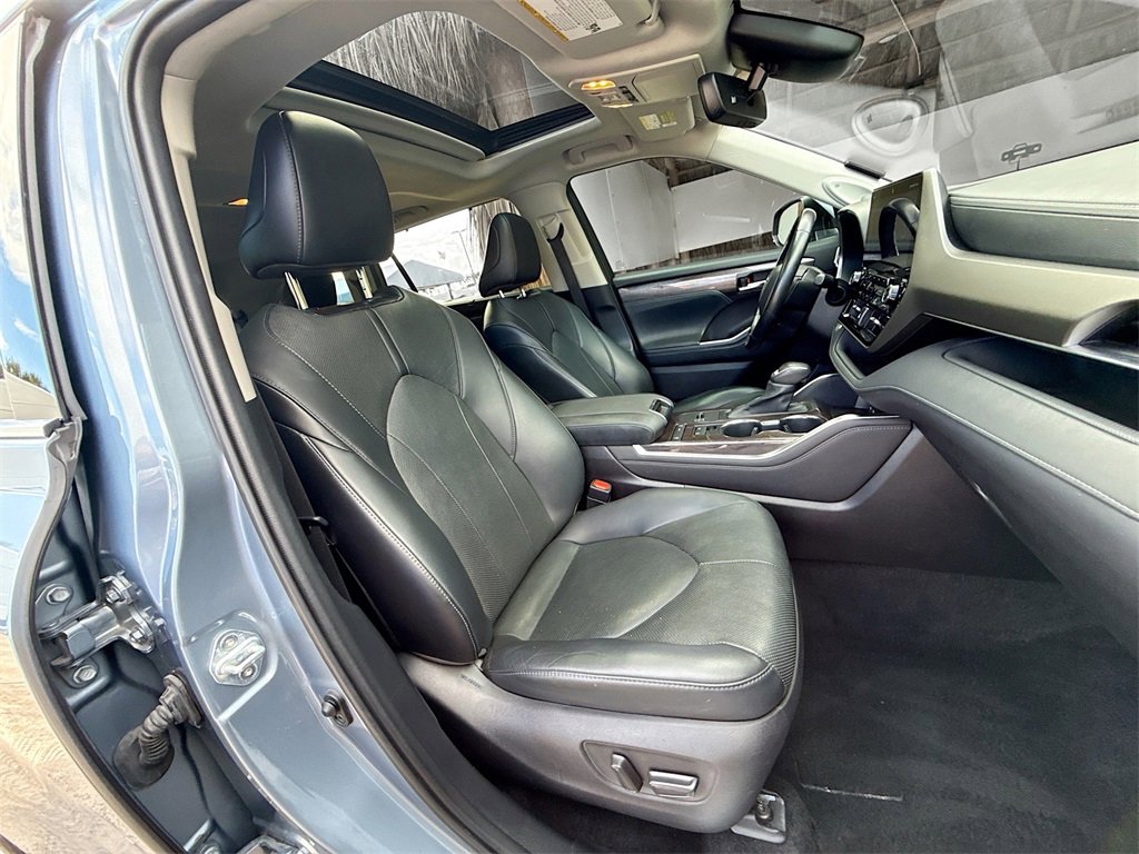 Used 2021 Toyota Highlander Limited image 32