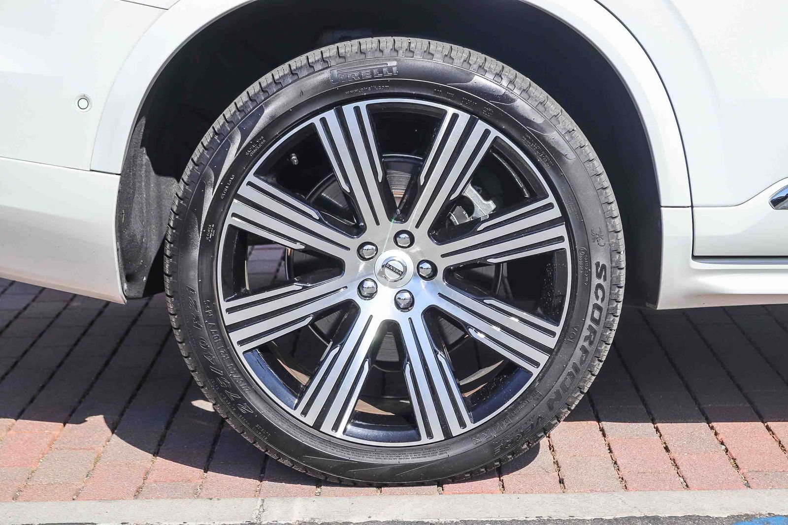 Used 2025 Volvo XC90 T8 Plus w/ Protection Package Premier AWD/4WD image 10