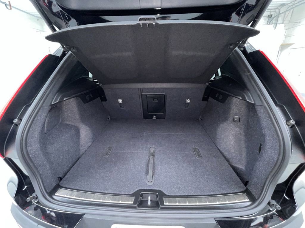 Used 2025 Volvo XC40 B5 Plus image 13