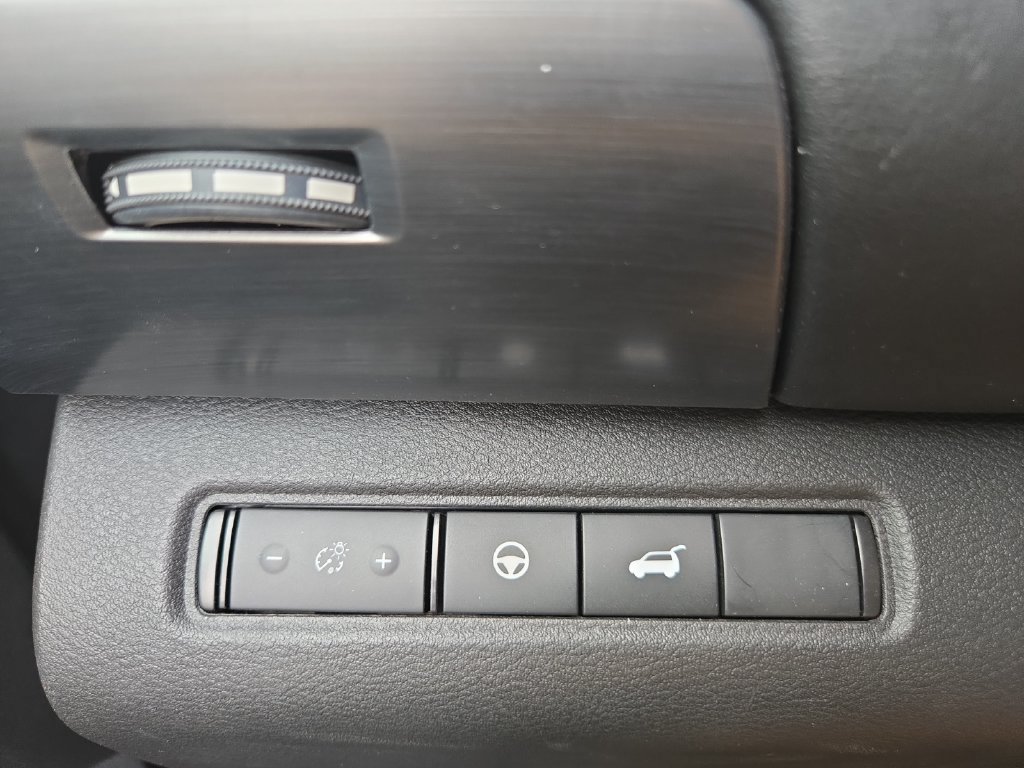 Used 2025 Nissan Pathfinder SL AWD/4WD image 19