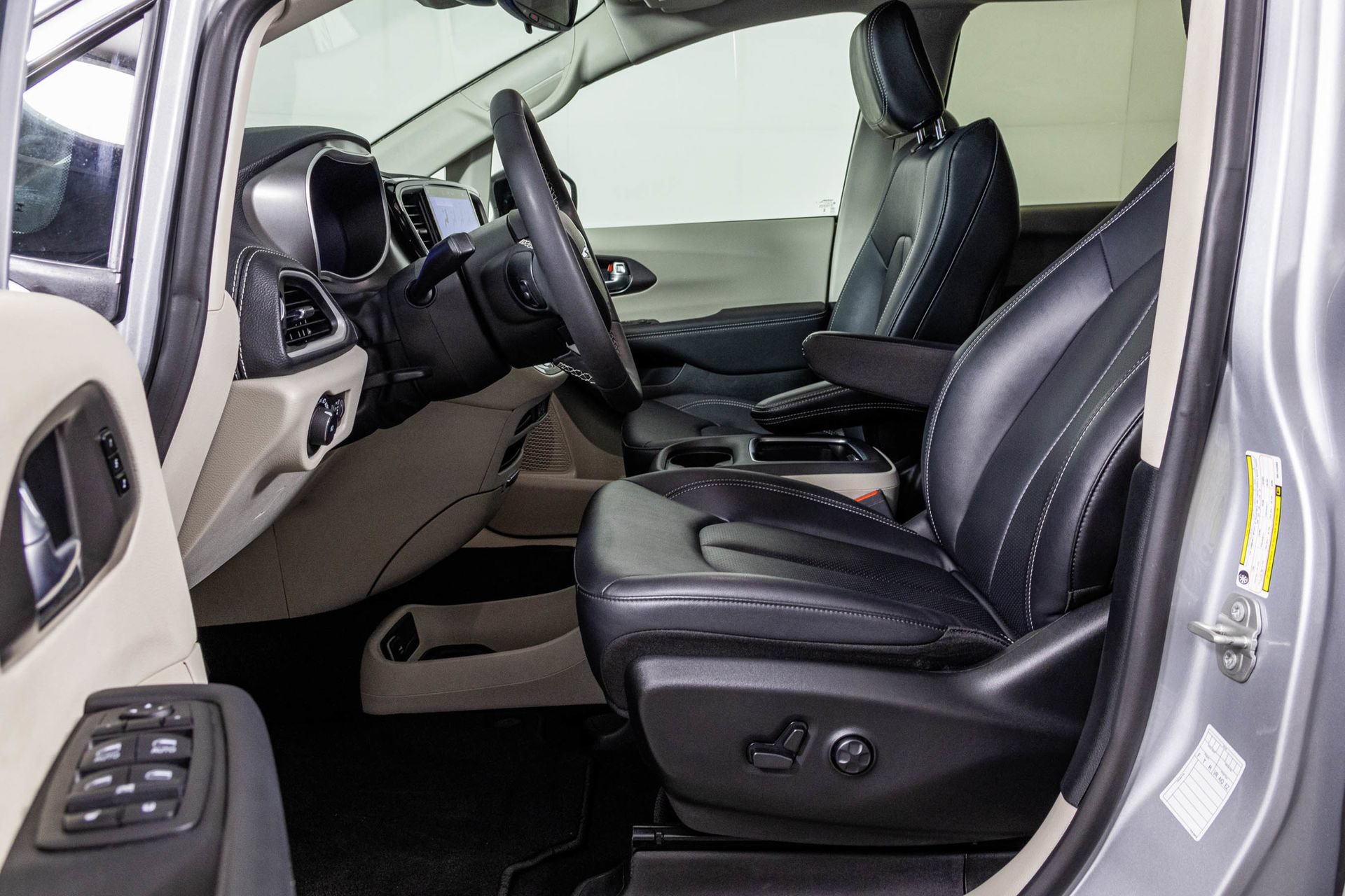 Used 2024 Chrysler Pacifica Limited FWD image 23