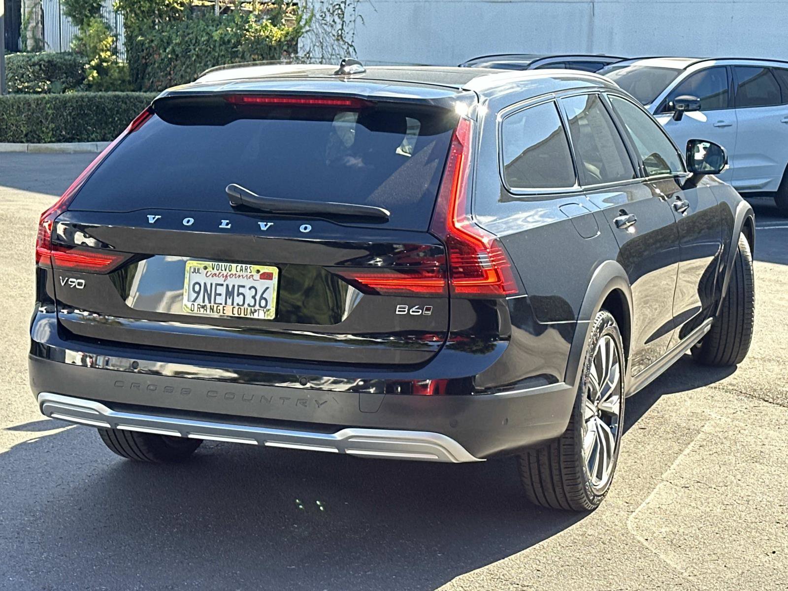 Certified 2024 Volvo V90 B6 Cross Country Plus w/ Climate Package image 4