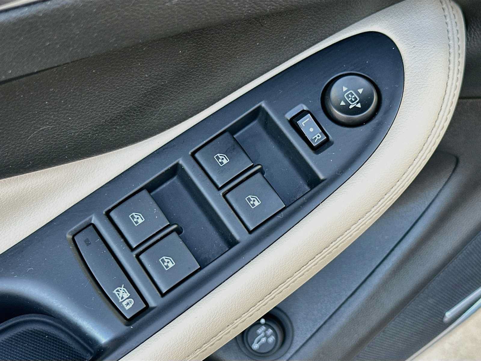 Used 2020 Buick Envision Premium w/ Driver Confidence Package AWD/4WD image 18
