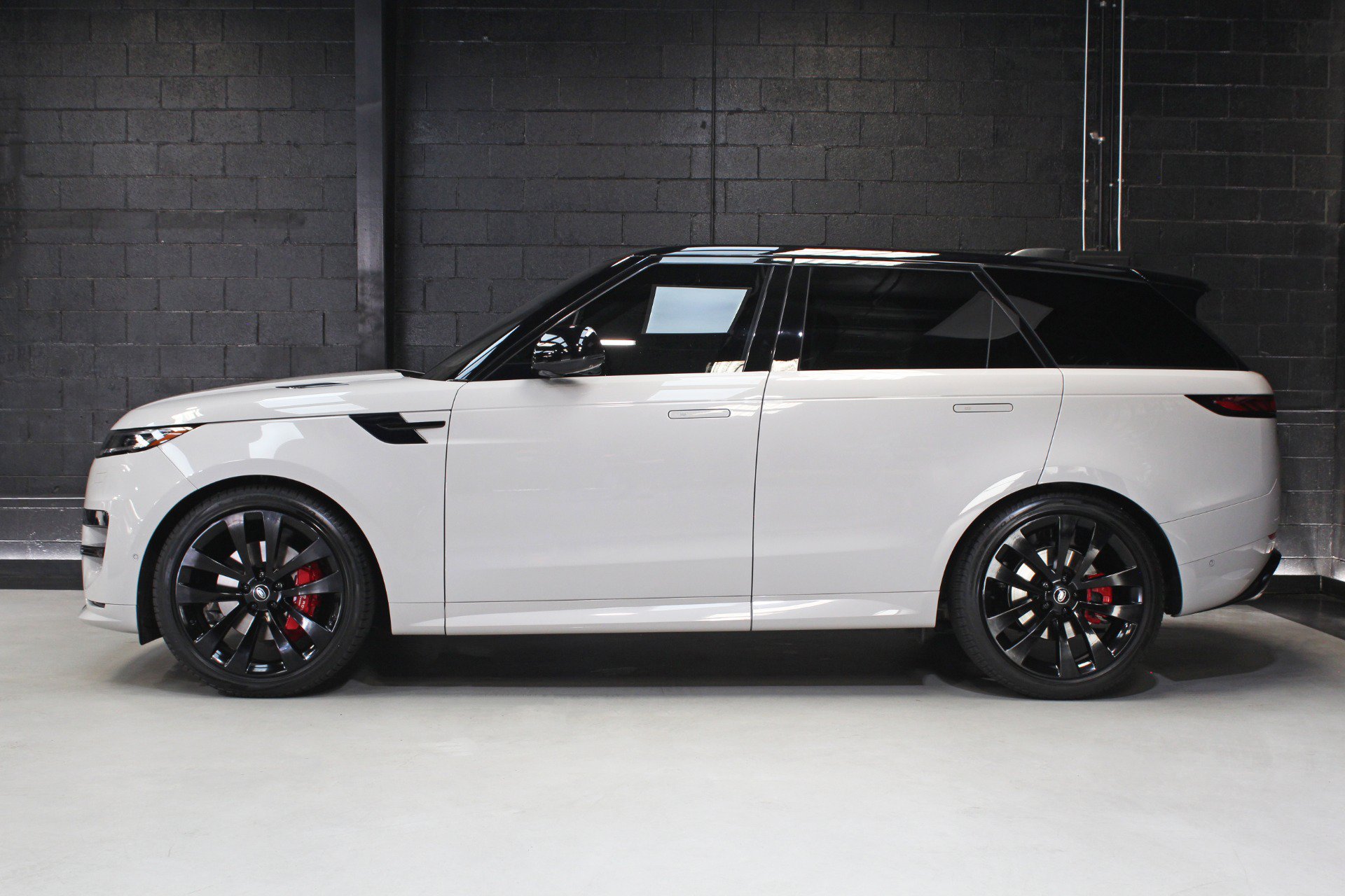 Used 2023 Land Rover Range Rover Sport SE Dynamic AWD/4WD image 3