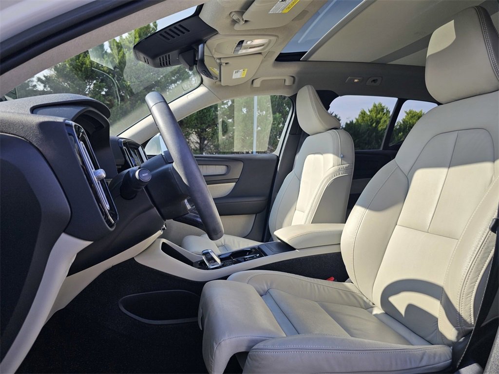 Used 2023 Volvo XC40 B5 Ultimate w/ Protection Package Premier image 14