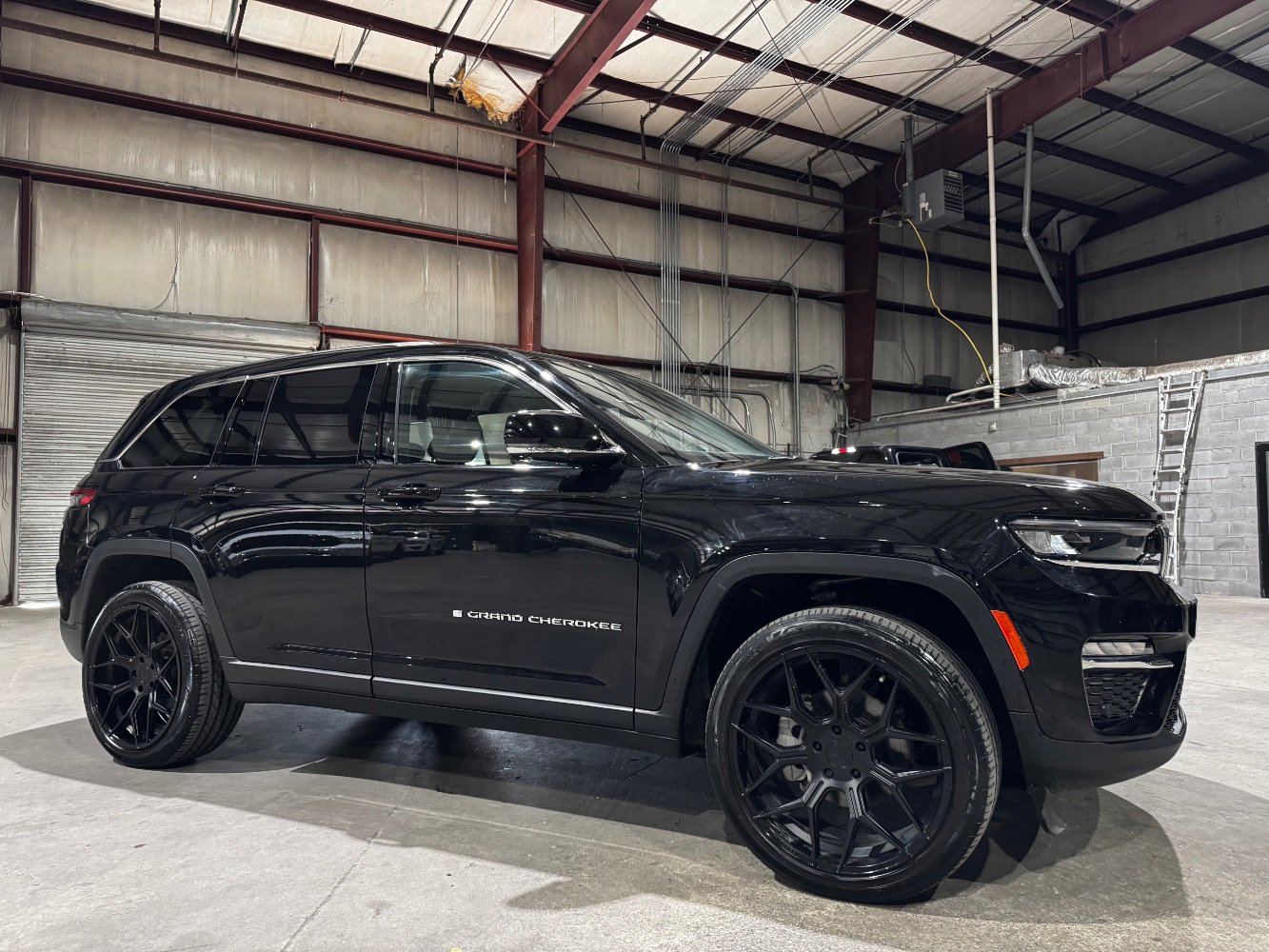 Used 2023 Jeep Grand Cherokee Limited w/ Luxury Tech Group II image 3