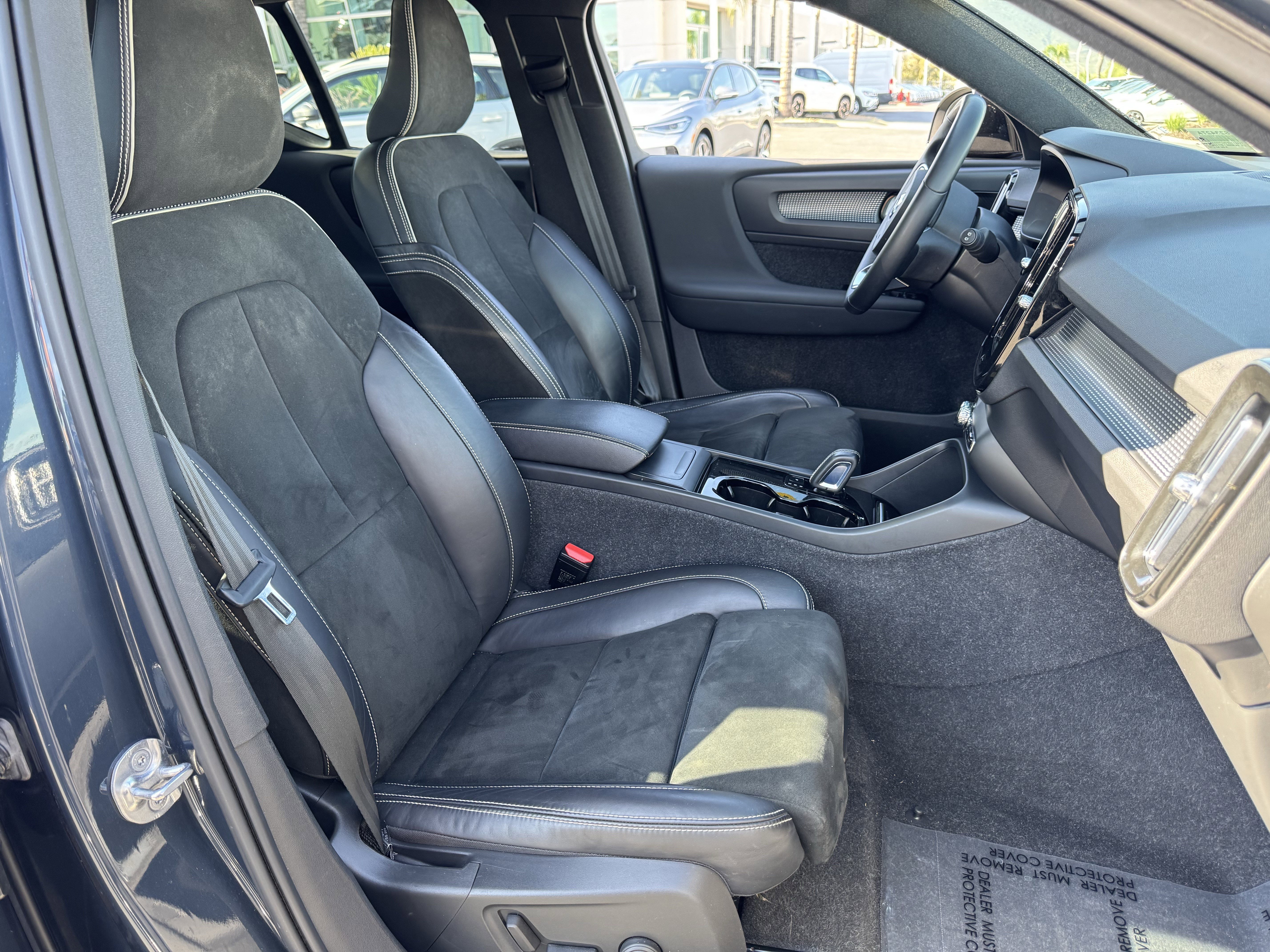 Used 2022 Volvo XC40 P8 Recharge Ultimate image 33