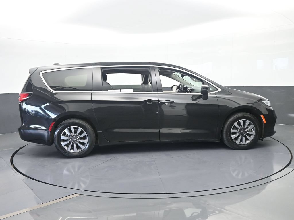 Used 2023 Chrysler Pacifica Touring-L FWD image 7