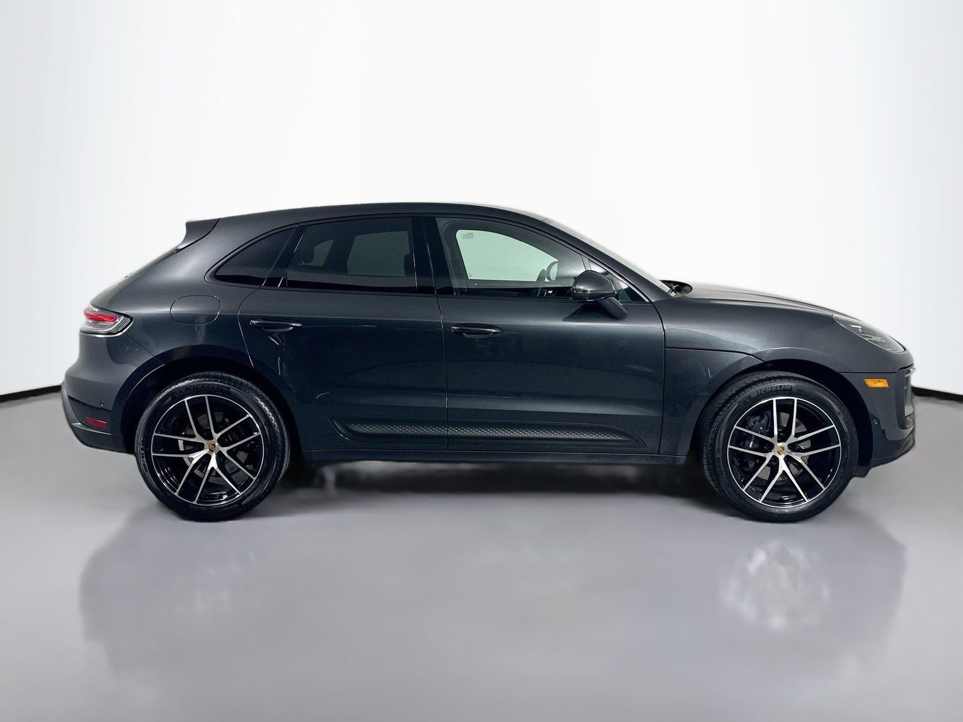 Certified 2025 Porsche Macan image 7