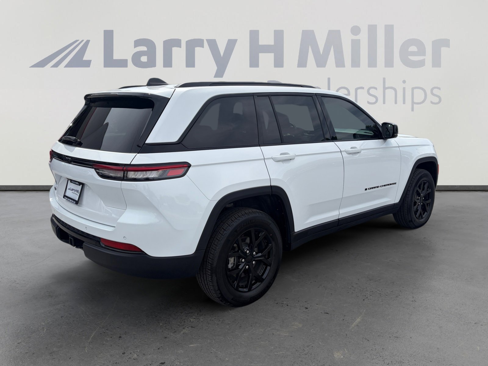 Used 2025 Jeep Grand Cherokee Altitude image 5