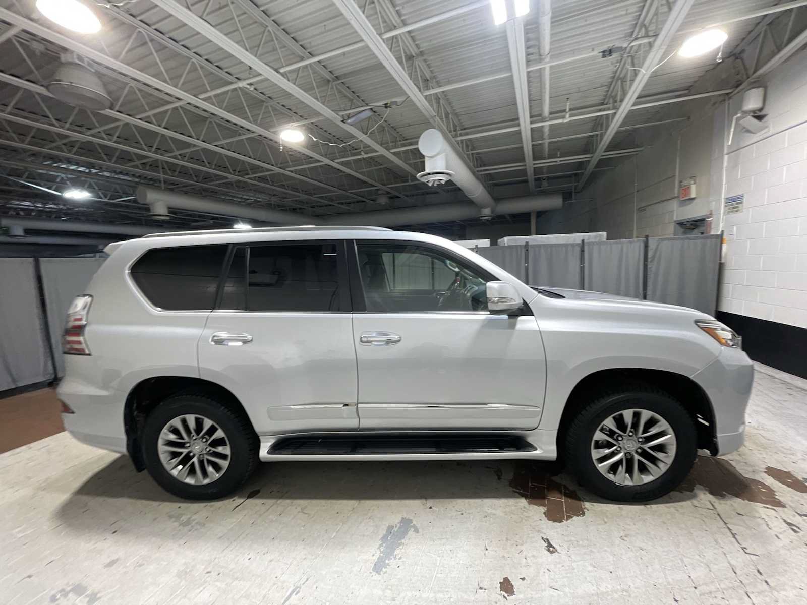 Used 2017 Lexus GX 460 Luxury w/ Preferred Accessory Package AWD/4WD image 27