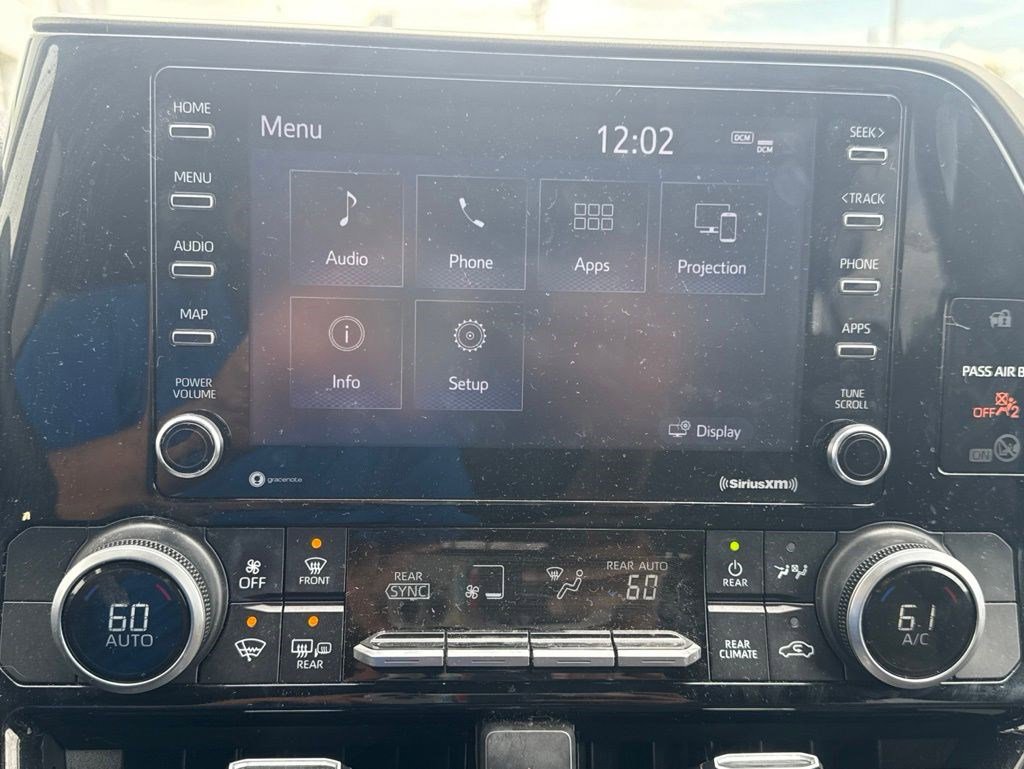 Used 2021 Toyota Highlander L AWD/4WD image 18
