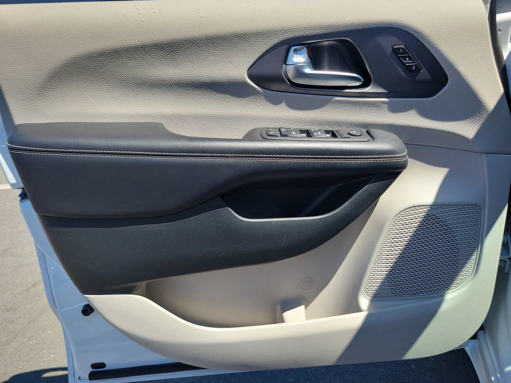 Used 2024 Chrysler Pacifica Touring-L image 20