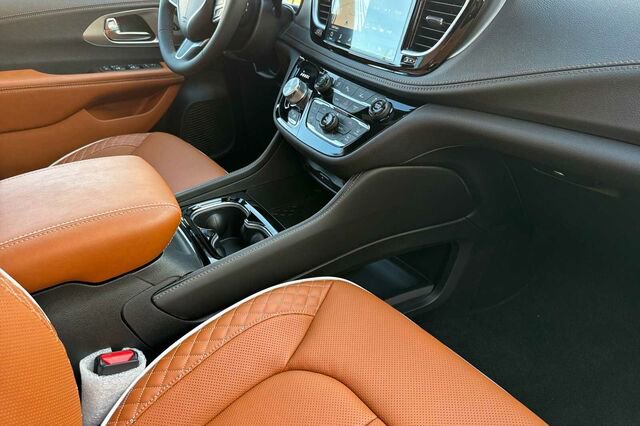 New 2026 Chrysler Pacifica Pinnacle image 15