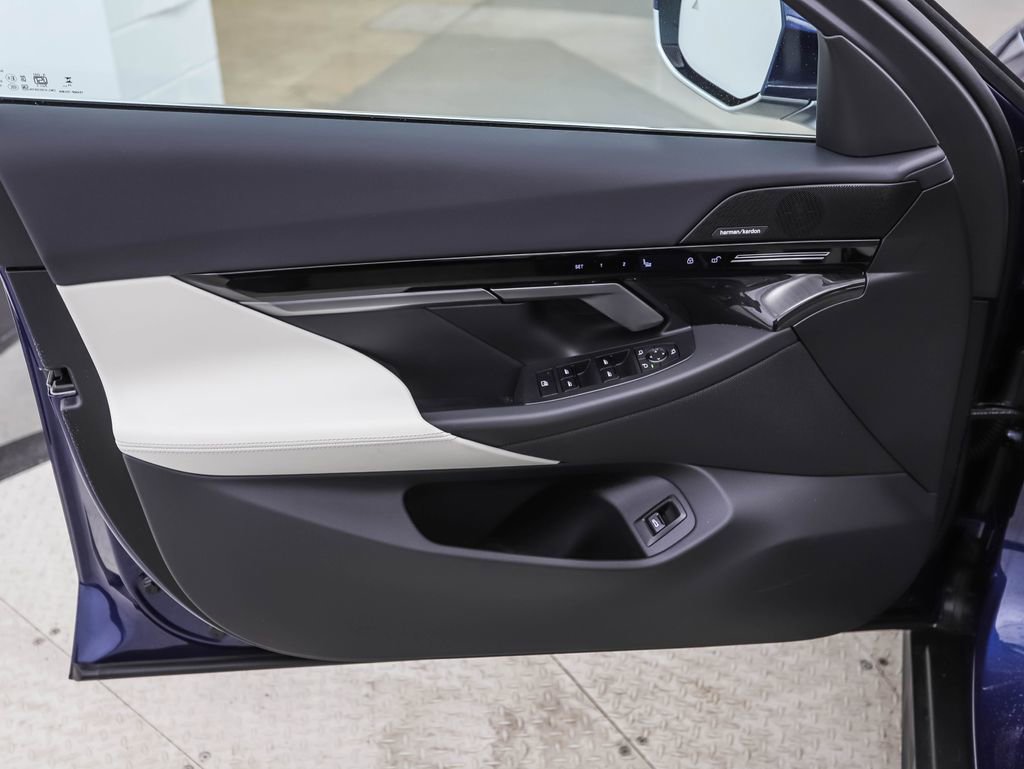 Certified 2025 BMW 530i xDrive w/ Premium Package image 9