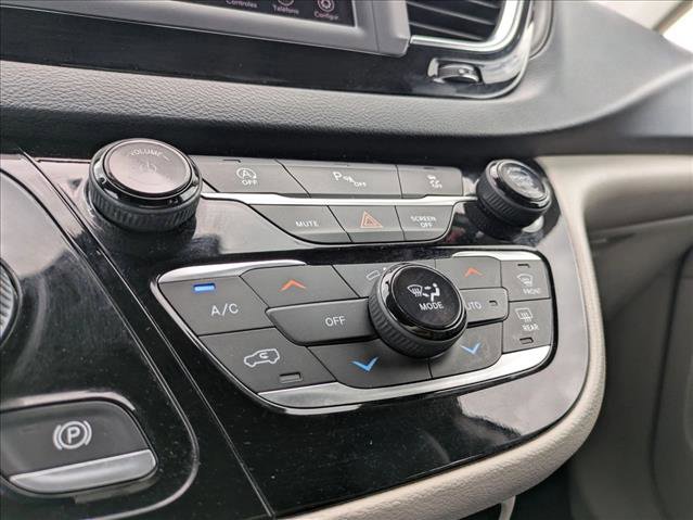 Used 2020 Chrysler Pacifica Touring-L FWD image 12
