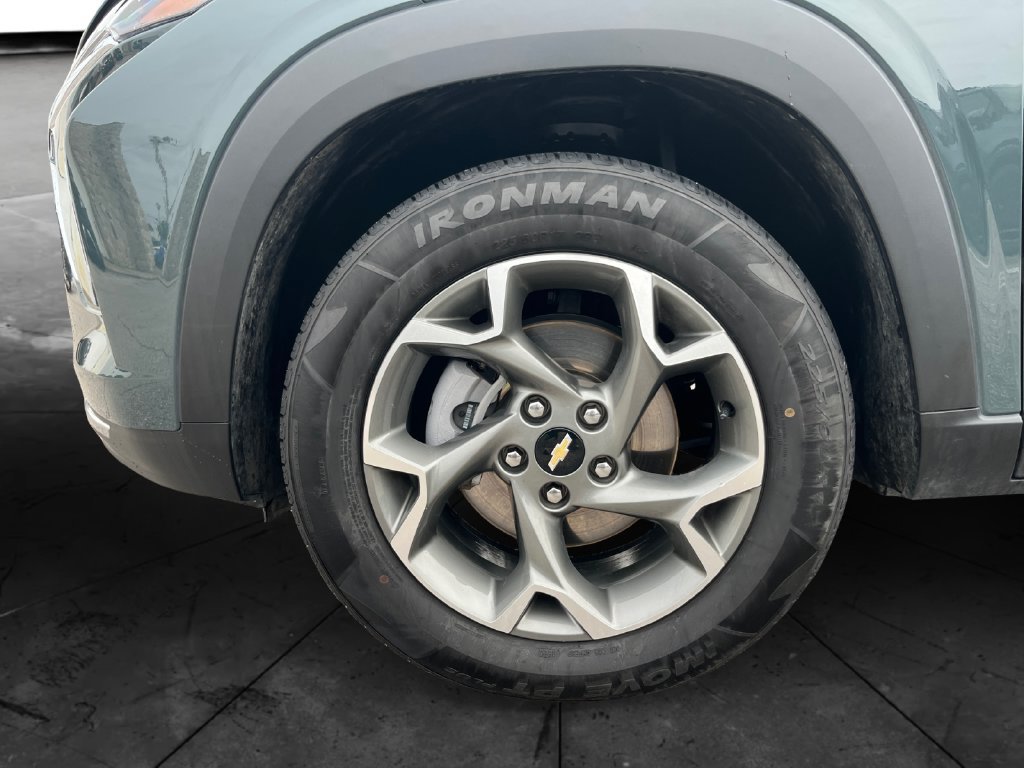 Used 2025 Chevrolet Trax LT FWD image 14