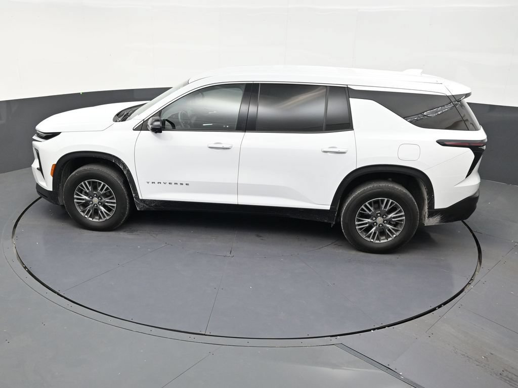 Used 2024 Chevrolet Traverse LS FWD image 13