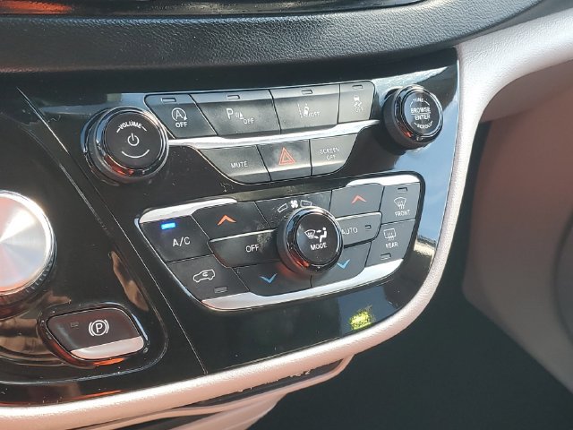 Used 2023 Chrysler Pacifica Touring-L FWD image 28