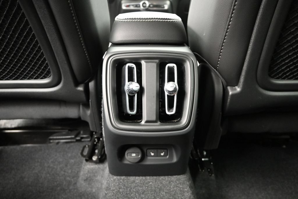 New 2026 Volvo XC40 B5 Ultra w/ Climate Package AWD/4WD image 15