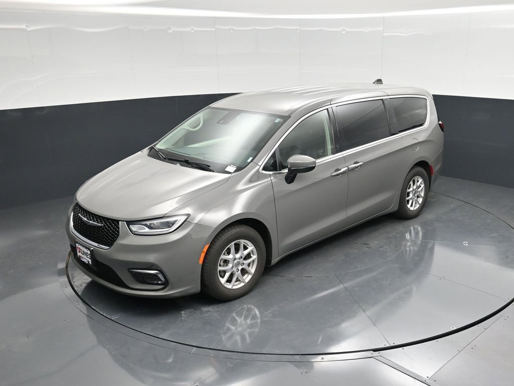 Used 2023 Chrysler Pacifica Touring-L image 44