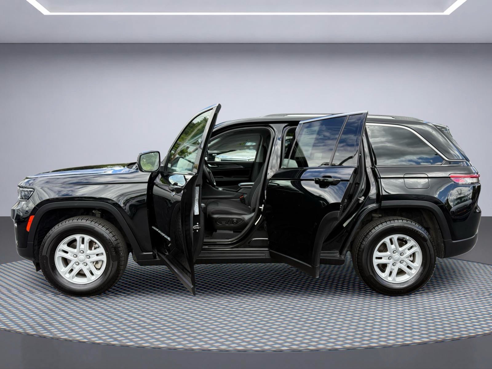 Used 2023 Jeep Grand Cherokee Laredo AWD/4WD image 14