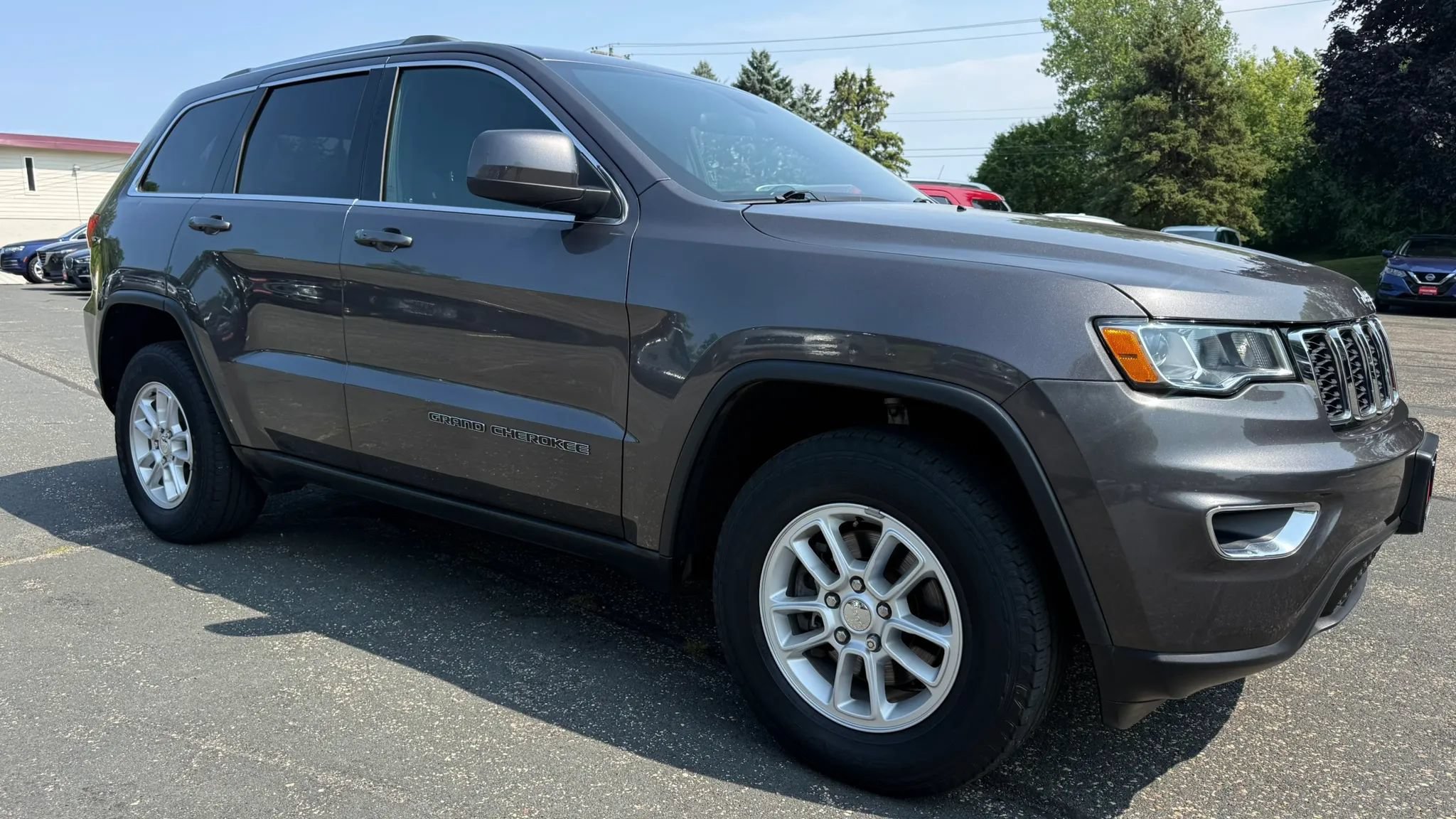 Used 2019 Jeep Grand Cherokee Laredo AWD/4WD image 13