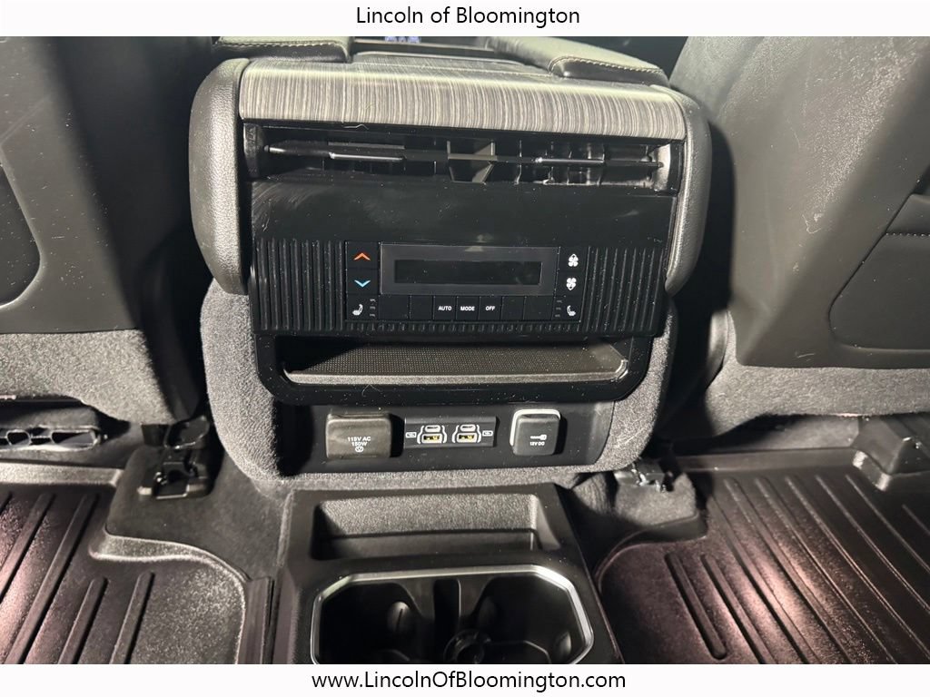 Used 2023 Jeep Wagoneer Series III w/ Preferred Equipment Group AWD/4WD image 12