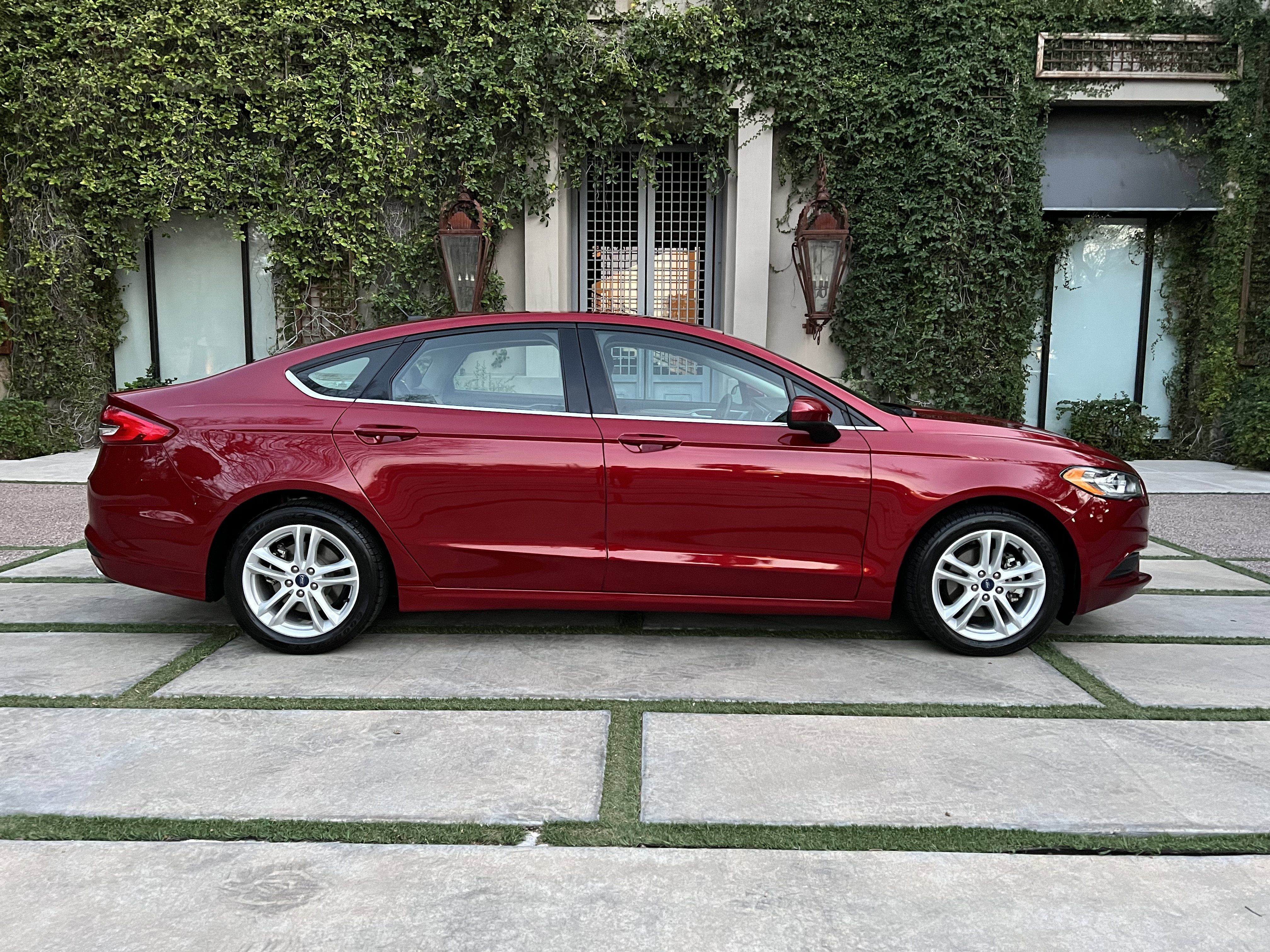 Used 2018 Ford Fusion SE image 2