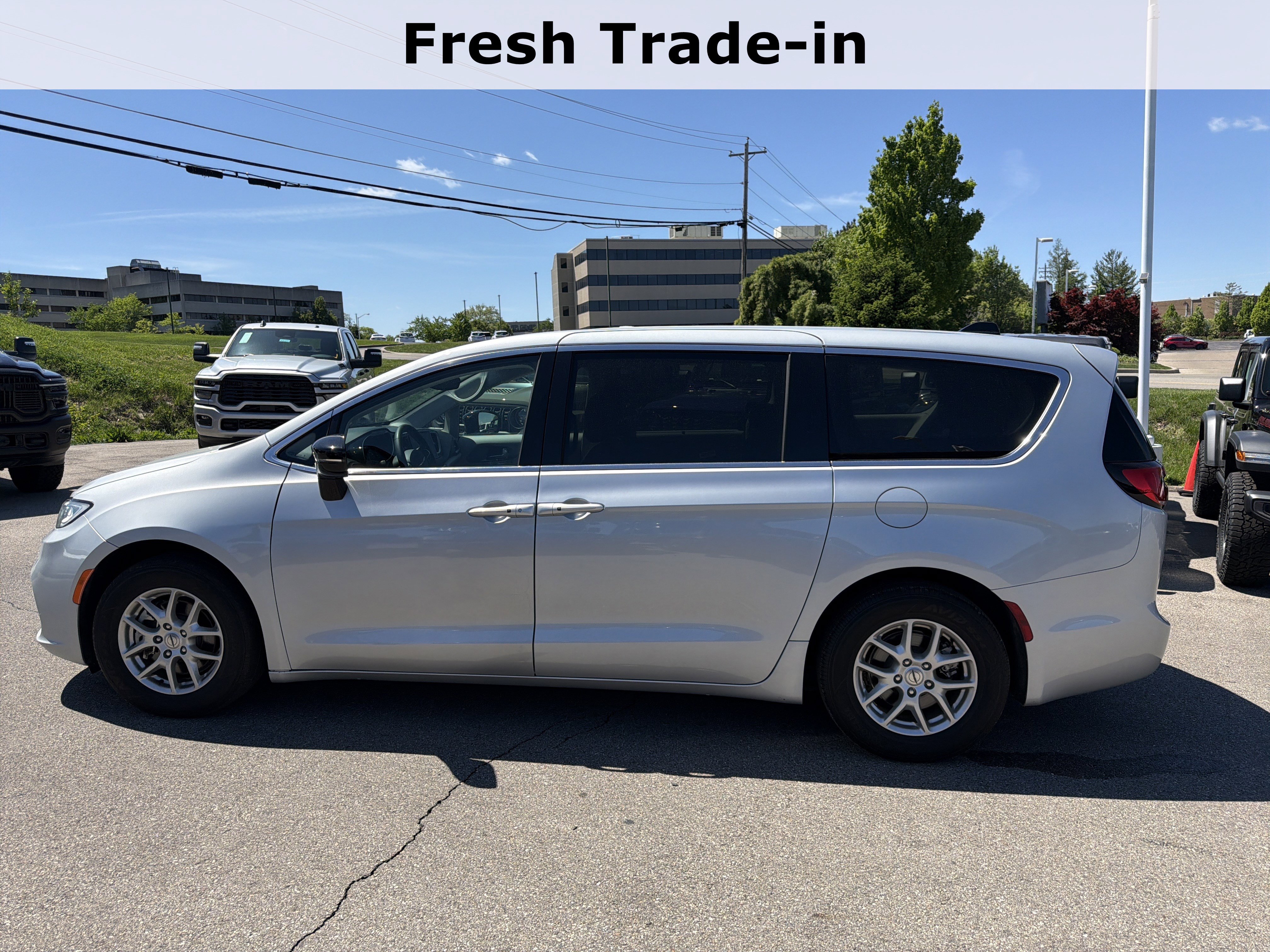 Used 2024 Chrysler Pacifica Touring-L FWD image 7