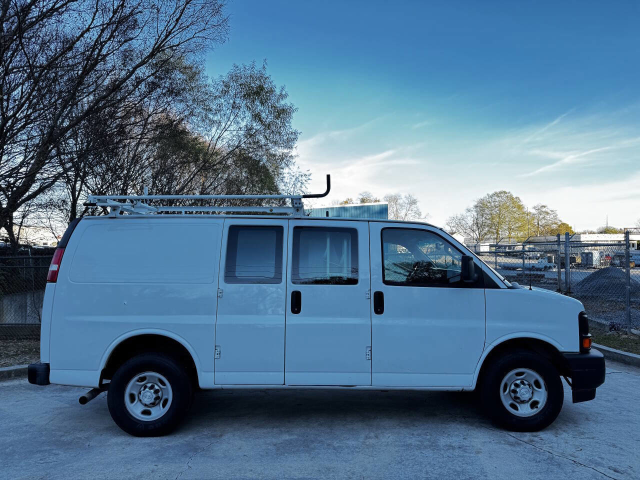 Used 2017 Chevrolet Express 2500 image 4