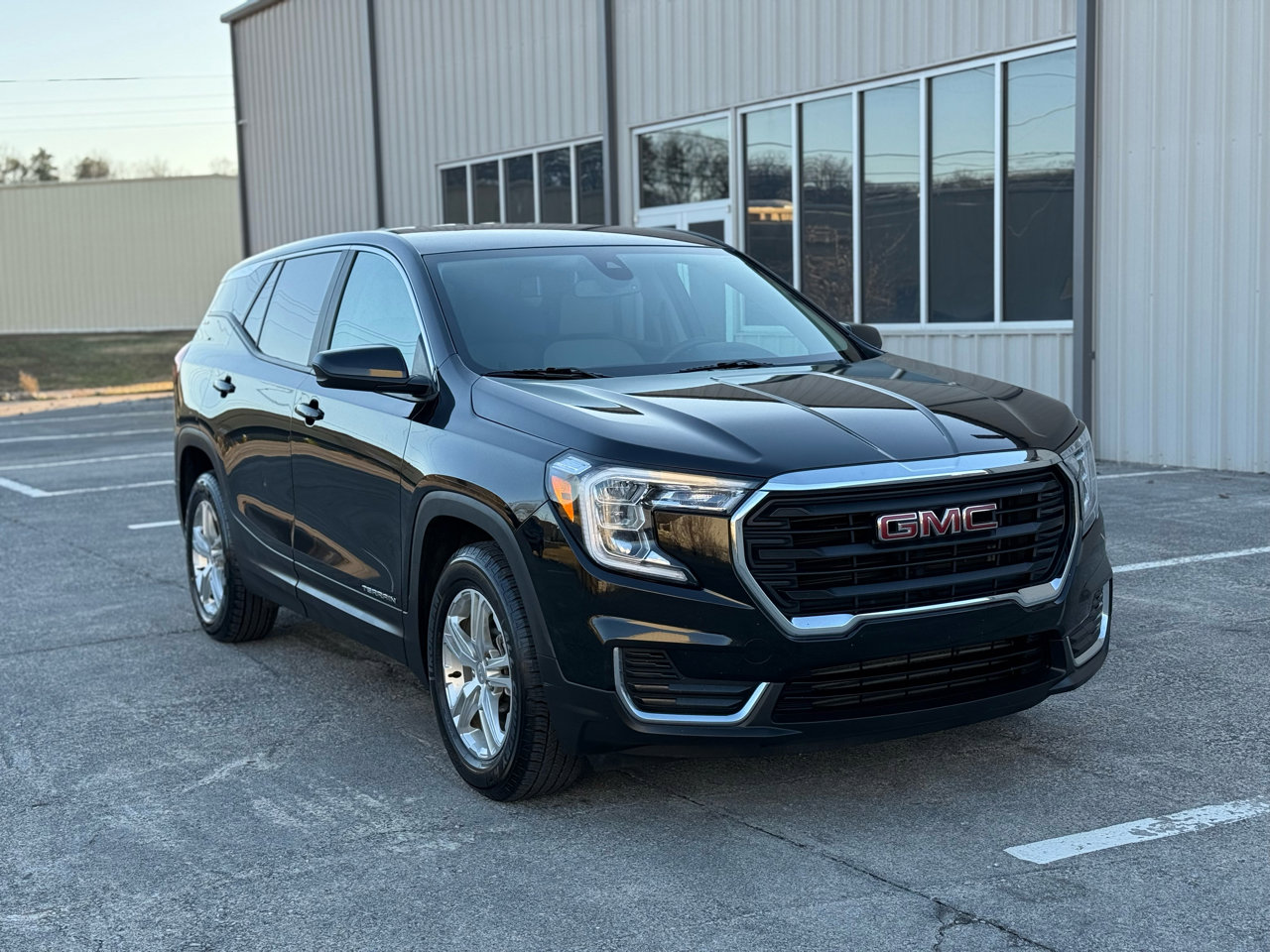 Used 2023 GMC Terrain SLE image 3