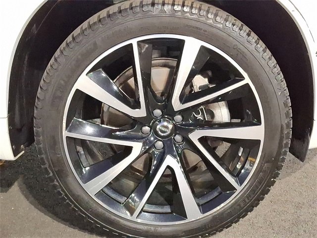 Used 2020 Volvo XC90 T6 Momentum w/ Protection Package Premier image 12