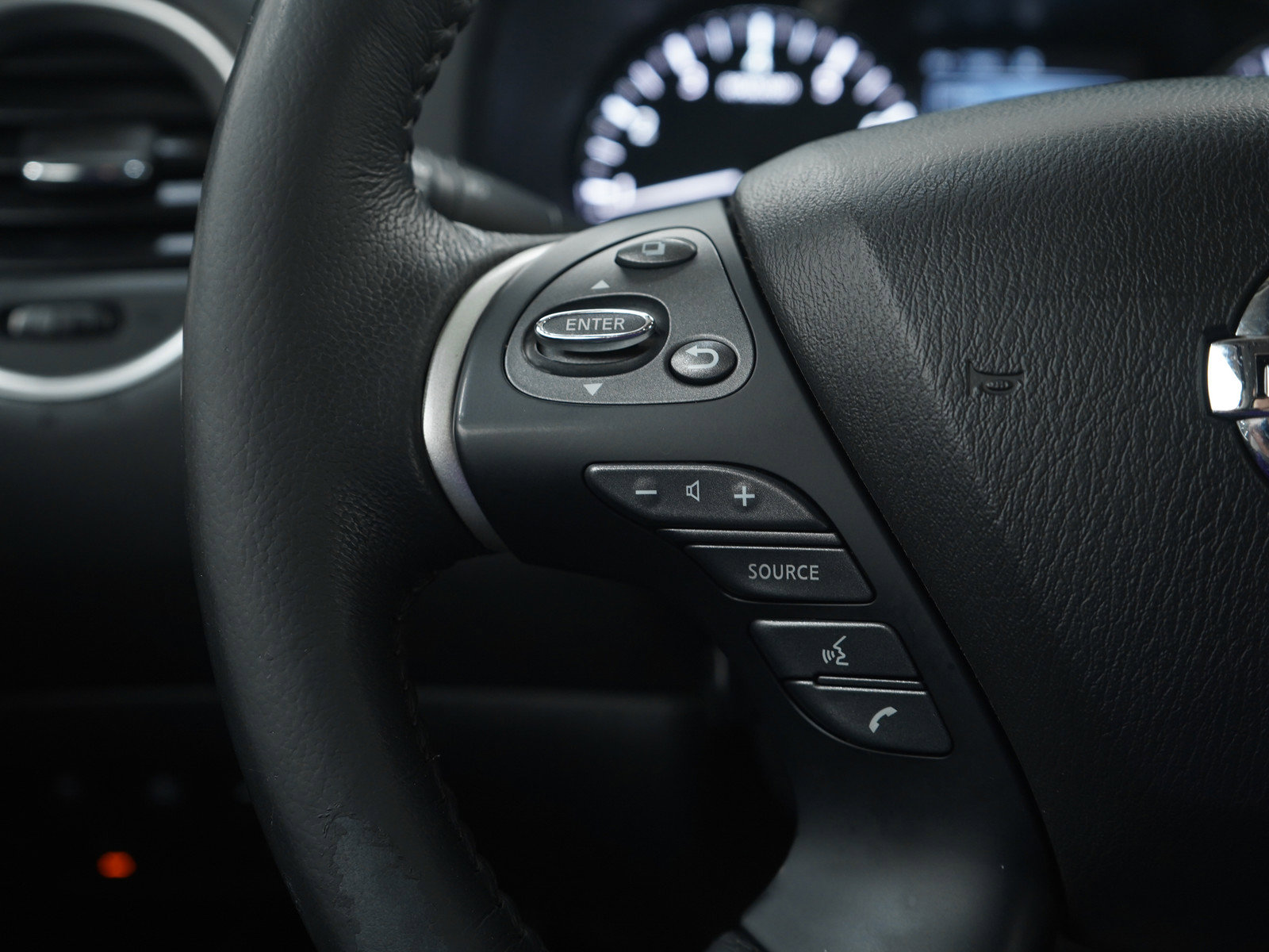 Used 2018 Nissan Pathfinder Platinum image 26