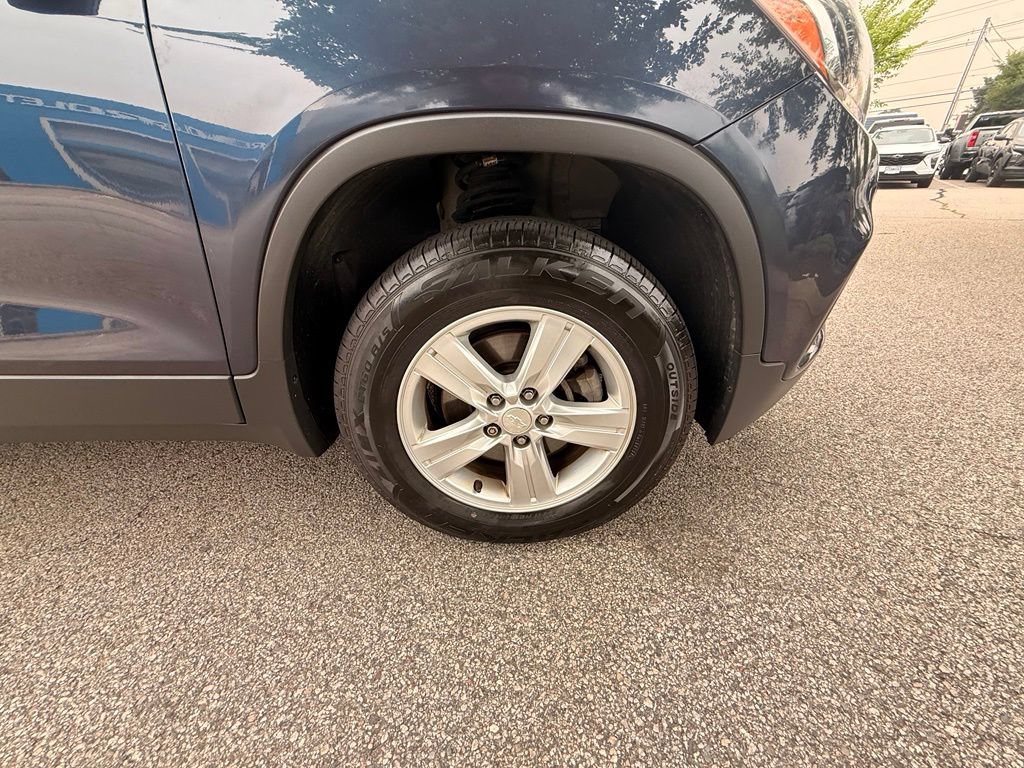 Used 2019 Chevrolet Trax LS w/ Tint and Cruise Package AWD/4WD image 32