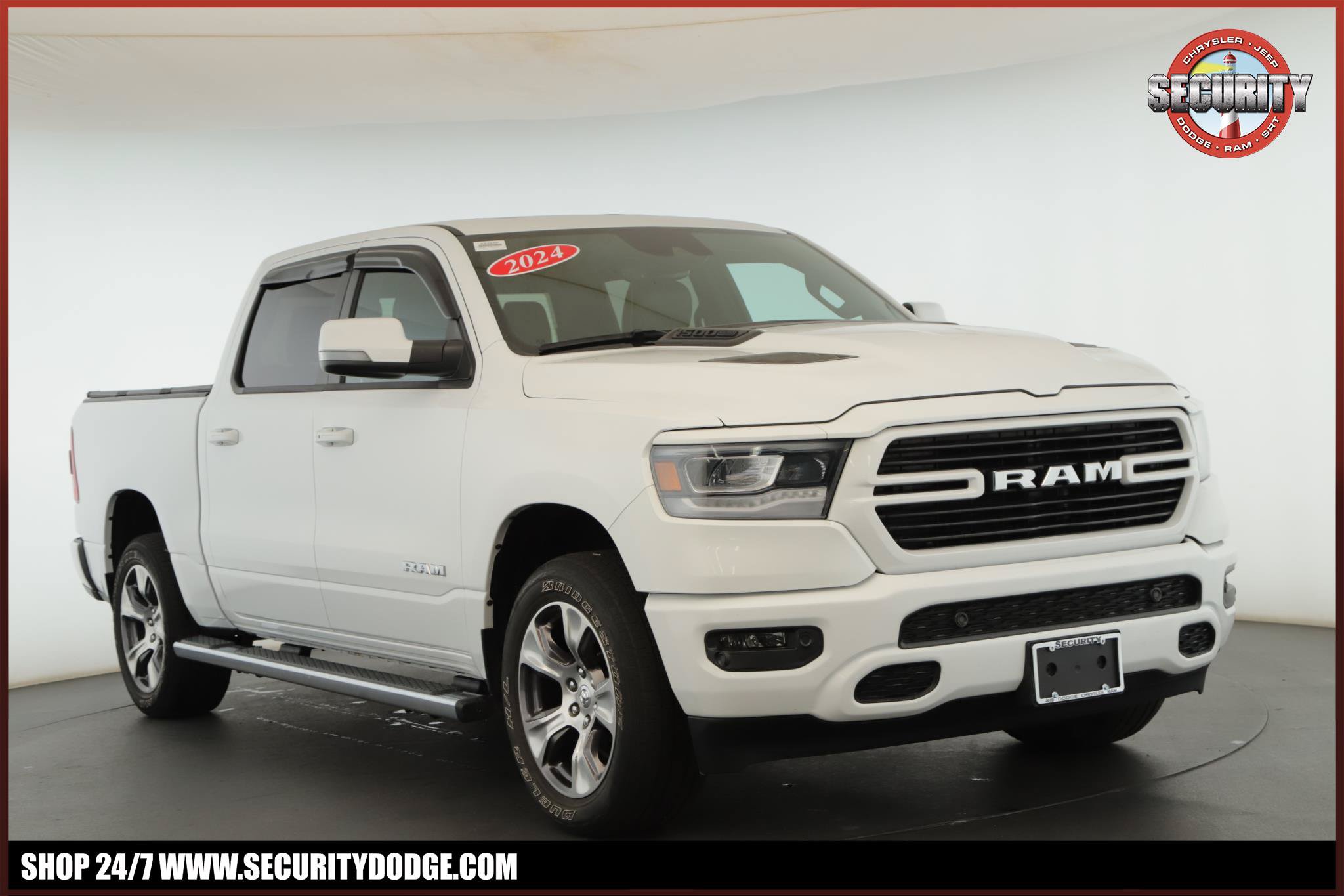 Used 2024 RAM 1500 Laramie AWD/4WD image 1